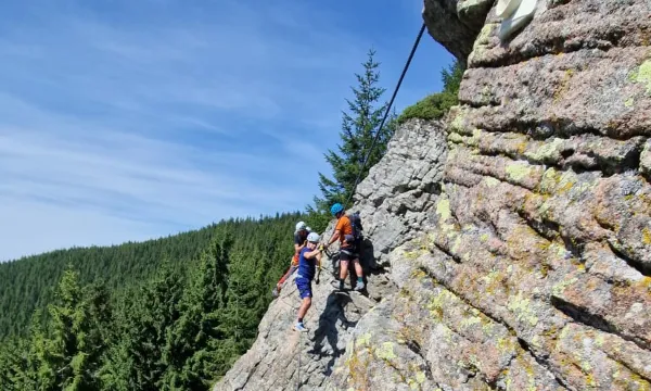 Drumeţii și escaladă